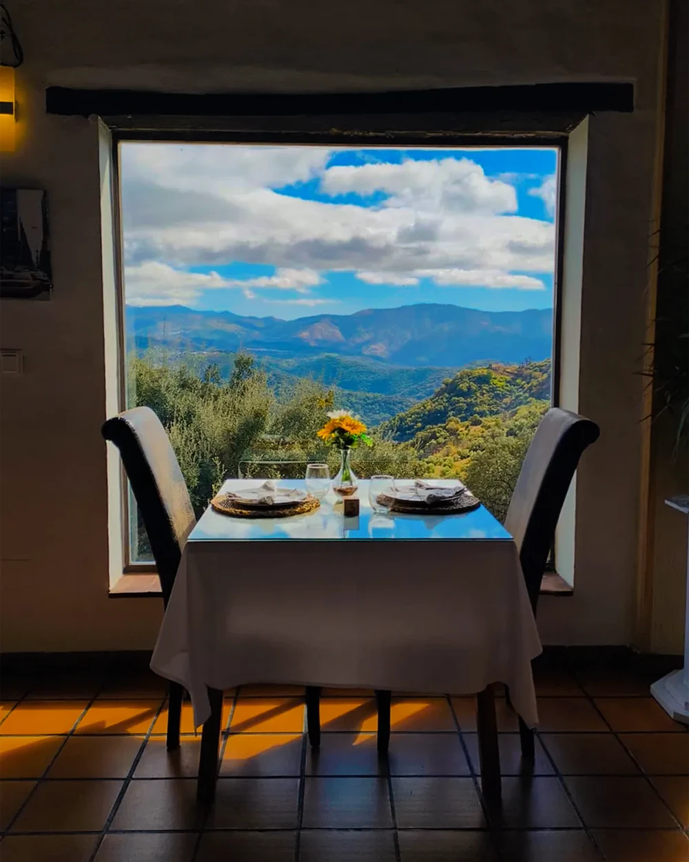 Photo of the interior of the El Paisaje restaurant with the views of the Genal Valley
